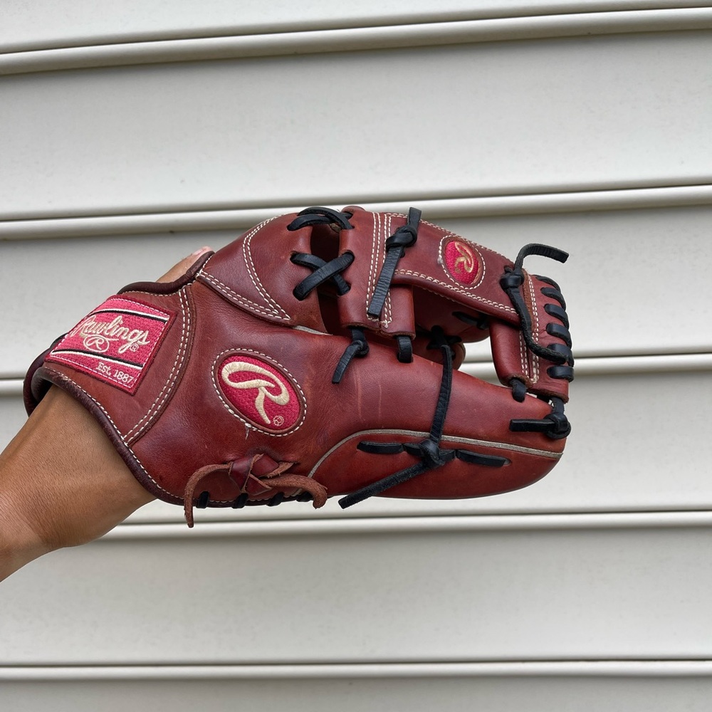 RAWLING ‘HEART OF THE HIDE’ INFIELDER GLOVE. CONDITION IS USED. SZ: 11 3/4 IN.